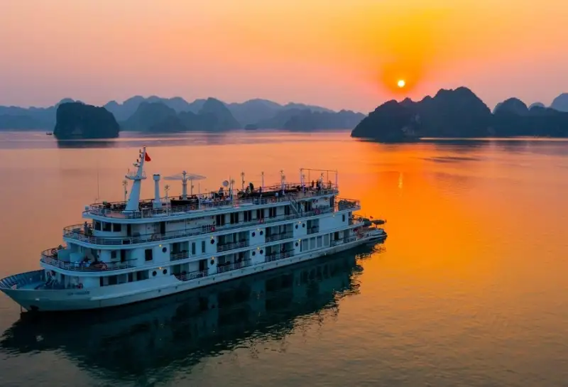 Ngắm hoàng hôn trên vịnh