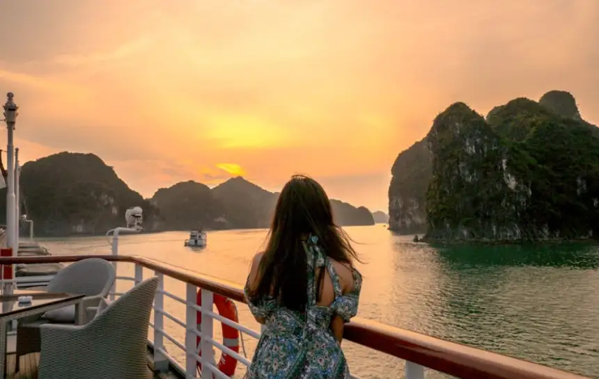 Ngắm hoàng hôn trên vịnh