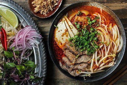 Tô bún Huế giữa trời đông Hà Nội